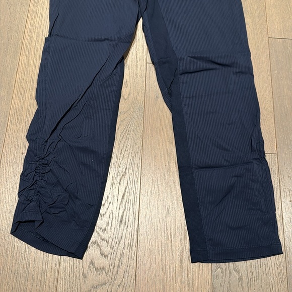 Lululemon Woman's Size 2 True Navy Beyond the Studio Crop Lightweight Pants - Picture 5 of 14